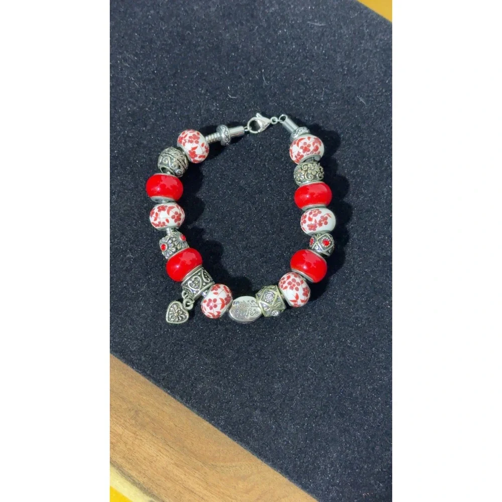 Red White Floral Bead Charm Bracelet Silver Tone Heart Detail